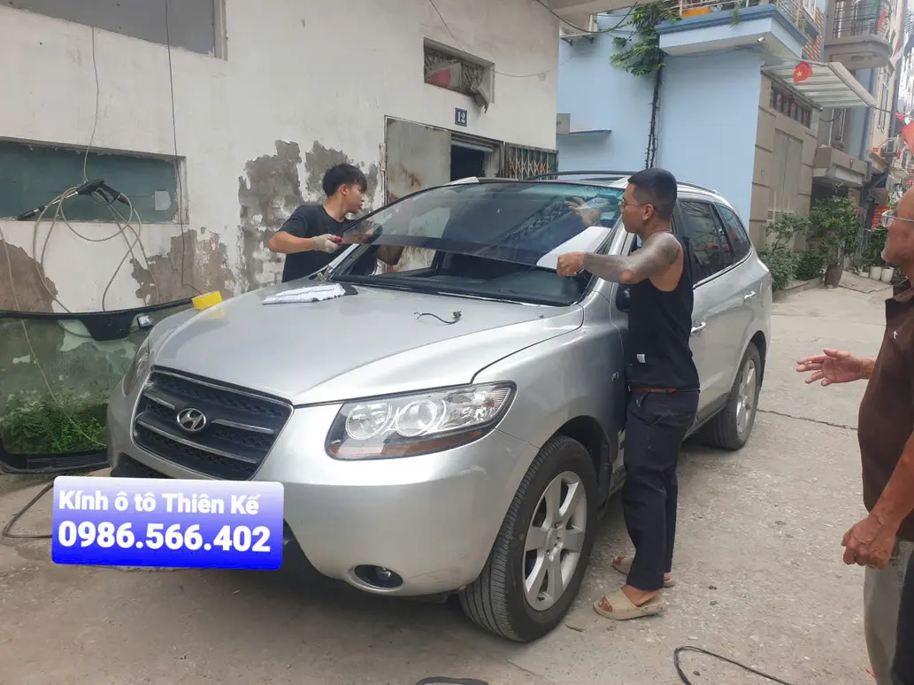 Hyundai Santa Fe windshield removal and installation at Kính Ô Tô Thiên Kế