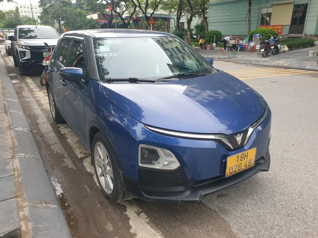 VinFast windshield replacement process at Kính ô tô Thiên Kế, showing expert installation with advanced tools.