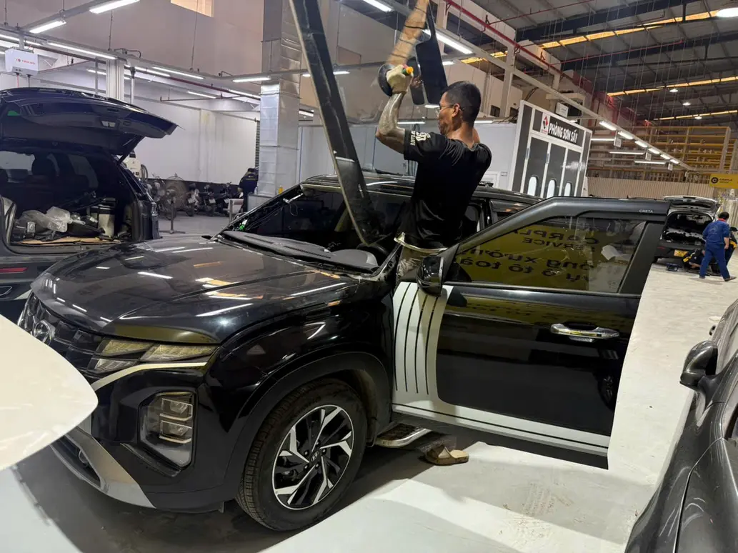 Emergency cracked glass replacement step 1 by Thiên Kế auto glass repair Hanoi, fast windshield replacement meeting 2026 inspection rules.