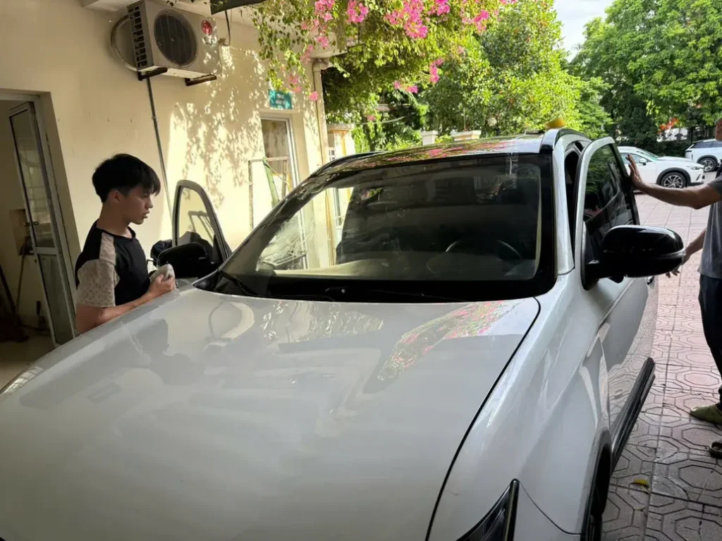 hình ảnh thi công lắp đặt kính tại Kính ô tô Thiên Kế