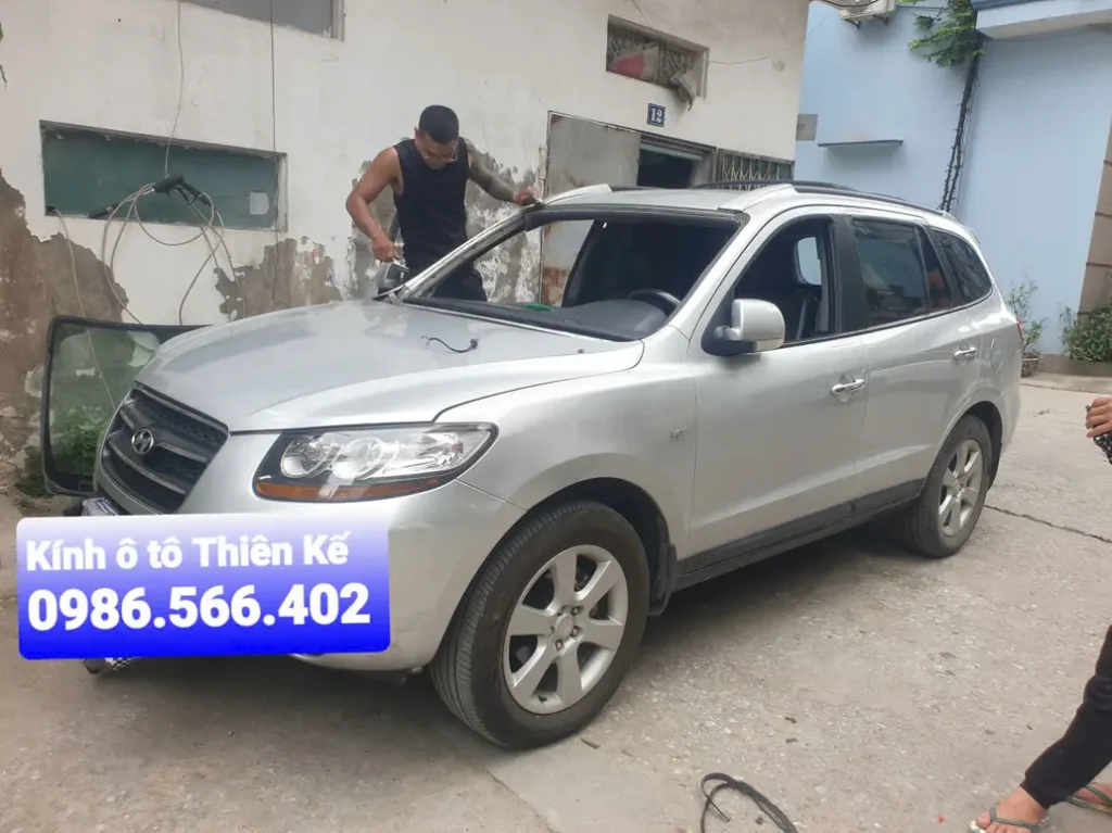 hình ảnh thi công lắp đặt kính tại Kính ô tô Thiên Kế