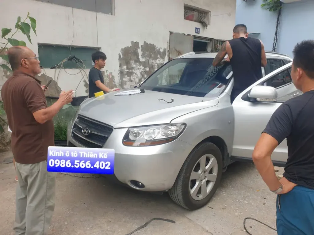 hình ảnh thi công lắp đặt kính tại Kính ô tô Thiên Kế