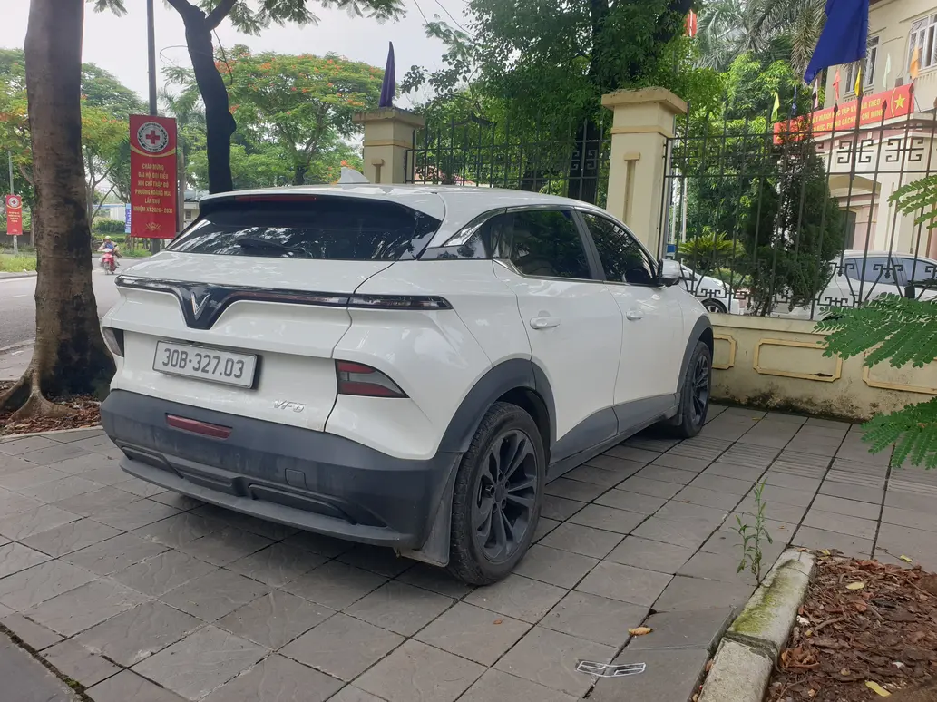 Application of VinFast car glass heat and UV protection film at Kính Ô Tô Thiên Kế.