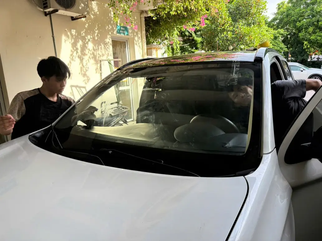 Kiểm tra gioăng cao su và keo dán chống tiếng ồn sau thay kính taxi công nghệ