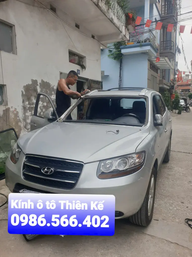 Mobile Toyota Vios windshield replacement service by Kính ô tô Thiên Kế with expert technician