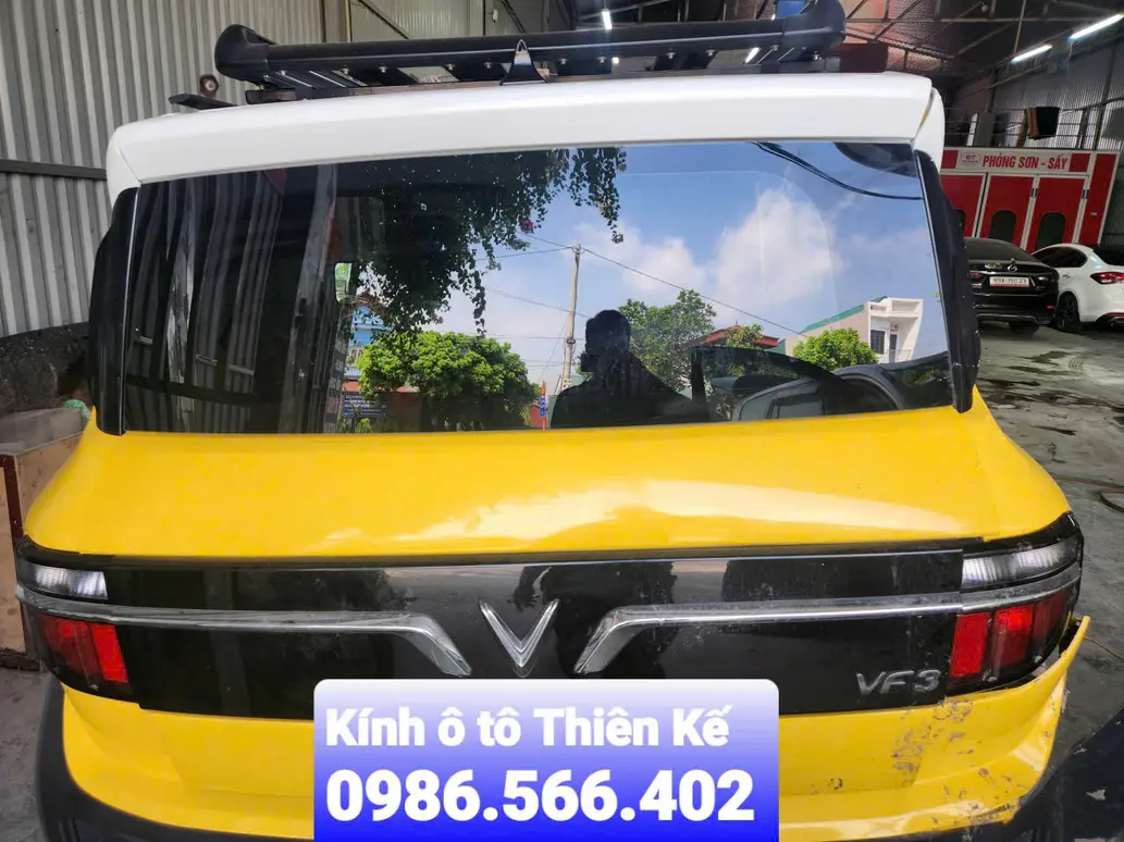 Hình ảnh kỹ thuật viên đánh giá vết nứt kính để xác định điều kiện sửa chữa tại Thiên Kế