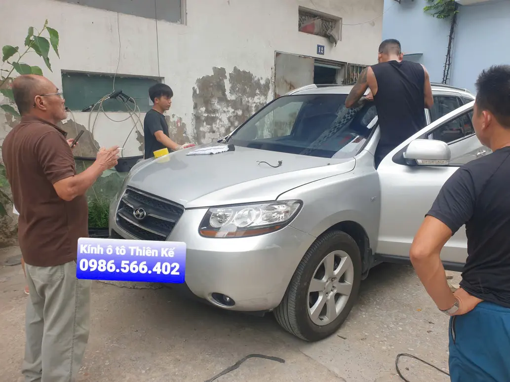 Same-day cracked windshield repair finishing touches by Thiên Kế, fast and inspection-compliant windshield replacement service Hanoi.