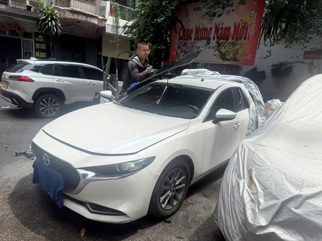 Hyundai Tucson windshield installation and ADAS calibration at Kính Ô Tô Thiên Kế